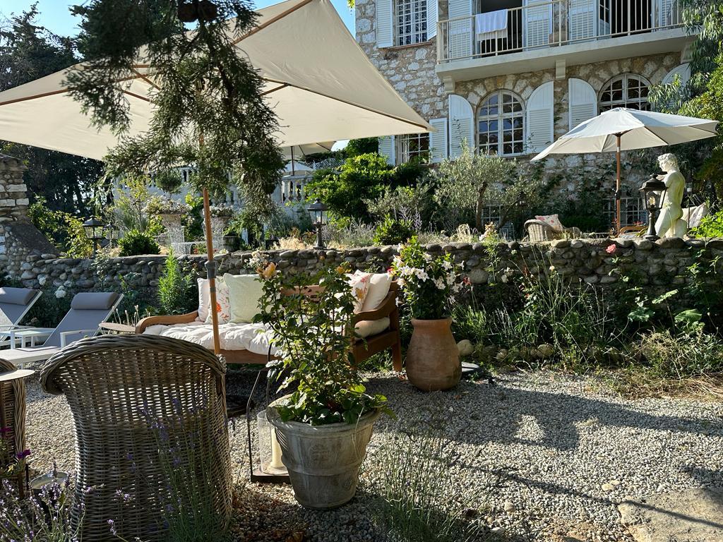 luxury summer garden in the Côte d’Azur